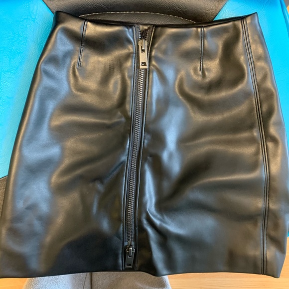 new Aritzia Talula faux leather skirt with zip - Picture 3 of 5